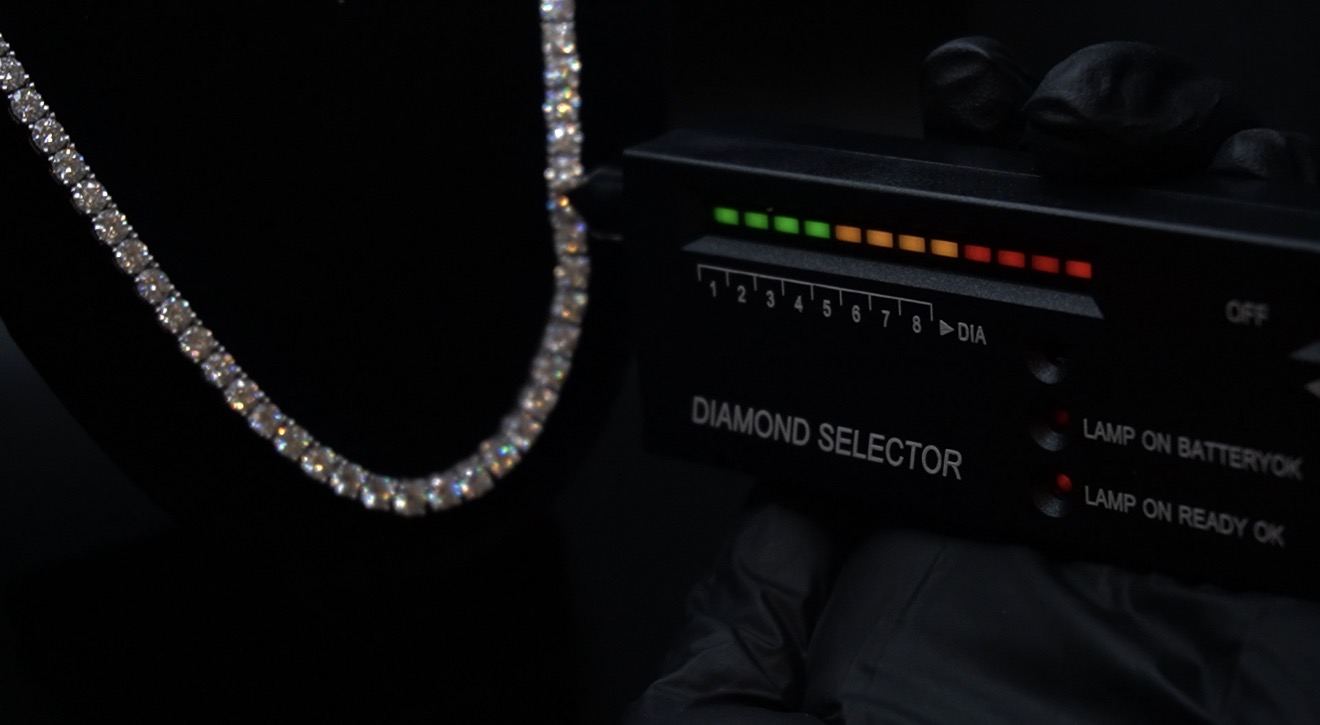 Iceisland tennis chain reading DIA on a diamond selector tester